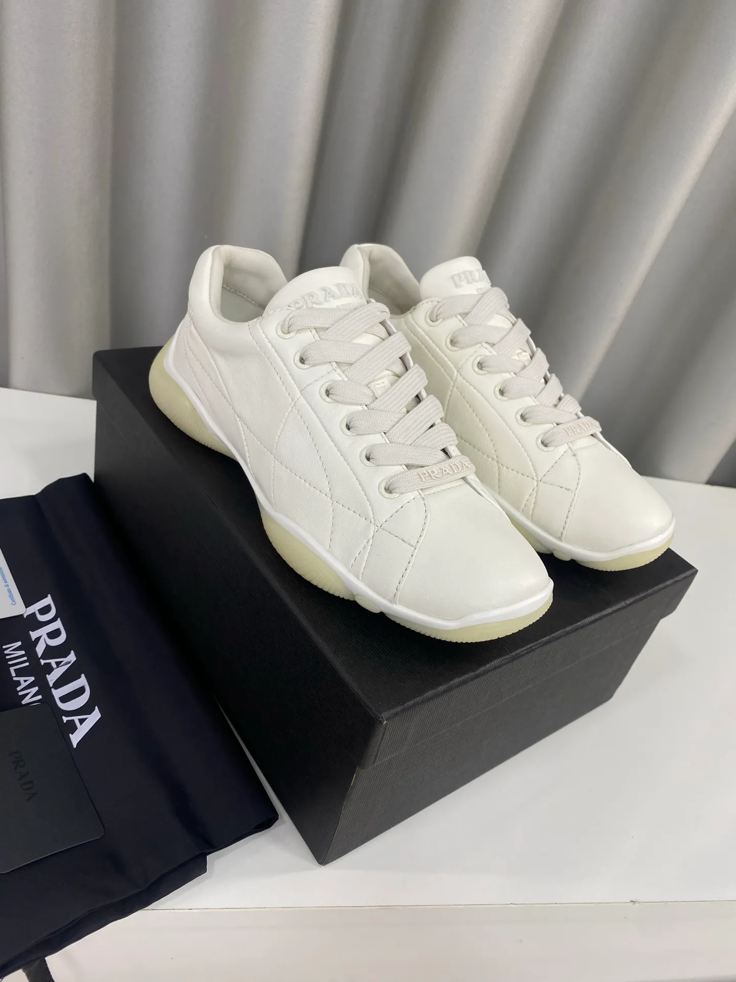 👟👟Ex-factory price 520👟👟 Prada 25ss spring and summer new moral training shoes casual shoes! Seikoly manufactured, even stitching, leather texture visible, multi-color stitching, fashionable and generous, soft, comfortable and breathable, decorated with PRADA letter logo on the outside It comes with a fabric lining, silver-plated logo cowhide foot pads, and P's exclusive rubber outsole. The details are meticulously crafted, making it a versatile item for travel! ▪Upper: Made of original imported cowhide ▪Inner foot pads: sheepskin ▪Sole: Original customized rubber outsole ▪Size: 35-40 (40 orders are not returnable)